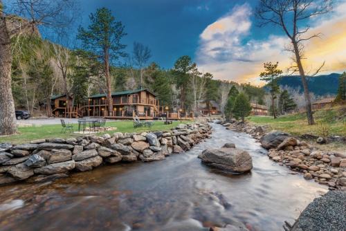 Estes Park Hotel | 4 Seasons Inn on Fall River