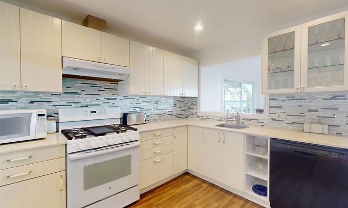 Virginia Cottage | 4 Seasons Lake Front Cottage with direct access to Lake Simcoe. 50 mins to T.O.