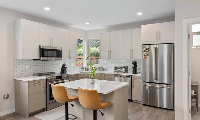 South Delridge House | 4 Square Escape Spacious, modern home with easy transit to downtown