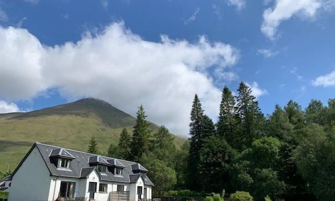 Crianlarich Cottage | 4 star, 4 bedroom, 3 bathroom Scottish cottage with stunning loch and mountain views