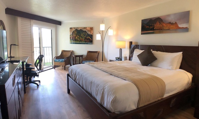 Hanamaulu Resort | 4 Star Beachfront Resort - Steps to Beach, Pools, Jacuzzi, Pool Bar, Restaurants