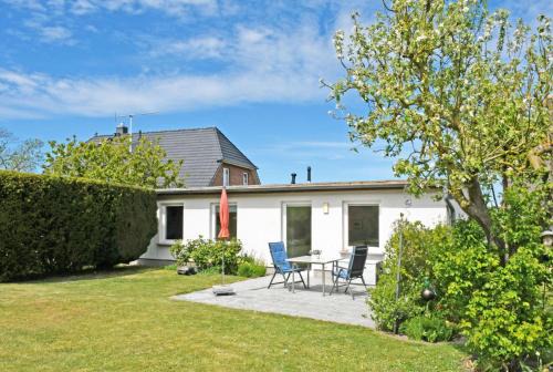 Gager Apartment | 4 - Sterne Ferienhaus Am Brink mit Gartenter und Meerblick