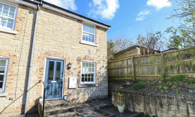 Brading Cottage | 4 THE OLD POST OFFICE MEWS, family friendly, with a garden in Brading