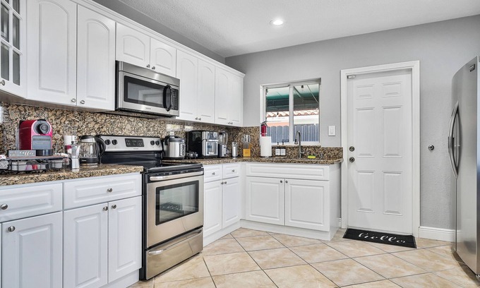 Coral Way House | 4 to 23 Guests GameRoom 2 Kitchens BAR BBQ