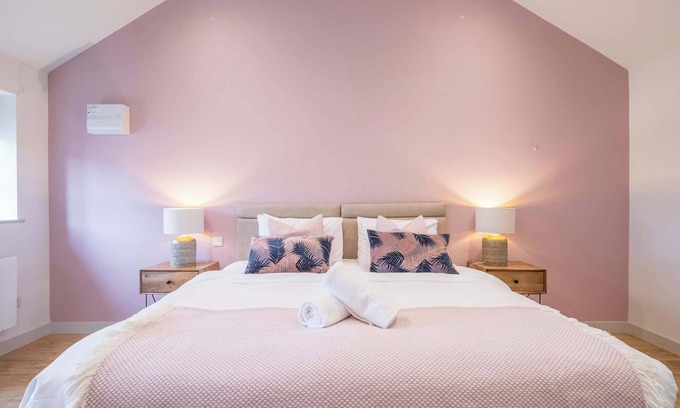 Cambridge Ski Chalet | 4 x Newly refurbished private access rooms with ensuites - restaurant on-site!