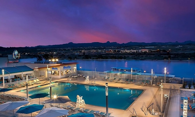 Laughlin Hotel | 4 x Riverview Room - 2 Queens at Aquarius Casino Resort
