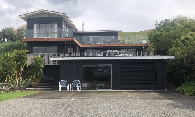 Porangahau House | 40 Beach Road Porangahau. Formally Porangahau Lodge, Quiet Beach Accommodation