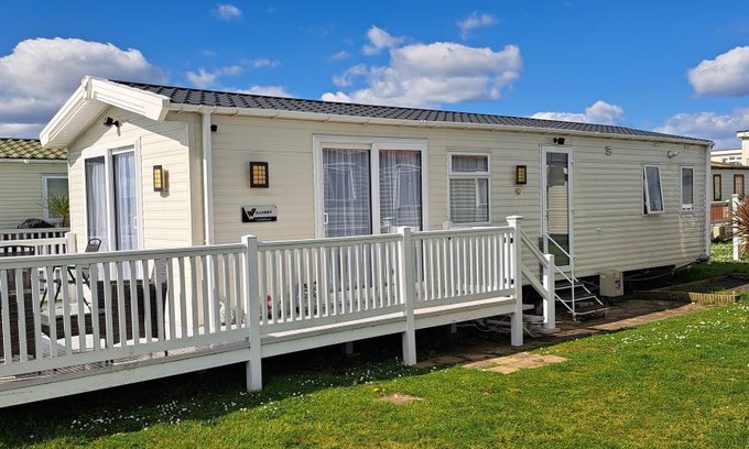 Lydd-on-Sea Cabin | 40 m² Lodge ∙ 2 bedrooms ∙ 6 guests