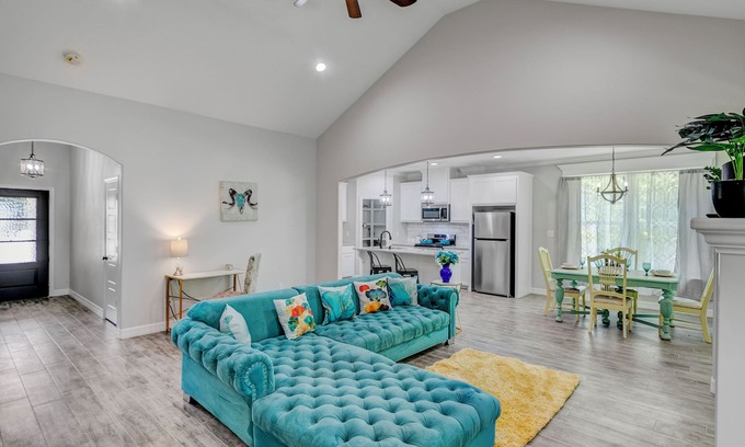 Beaumont House | 40% Monthly Discount Newly Renovated Luxe West Beaumont w Private Patio
