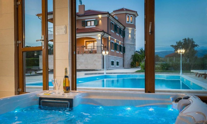 Ruzic House | 400 m² House ∙ 5 bedrooms ∙ 10 guests