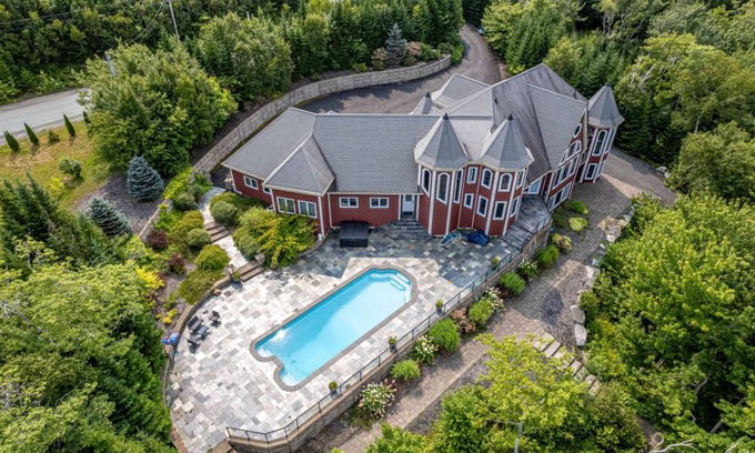 Halifax County House | 400 m² House ∙ 5 bedrooms ∙ 12 guests