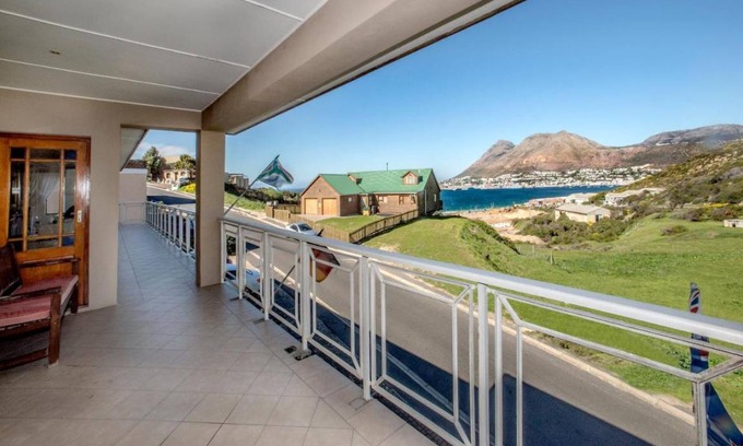Fish Hoek House | 400 m² House ∙ 5 bedrooms ∙ 10 guests