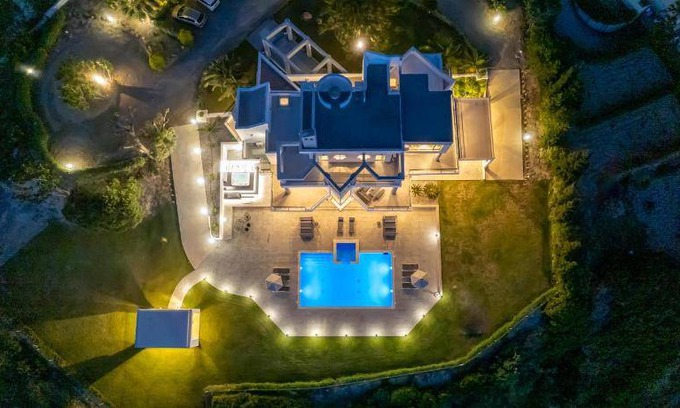 Petaloudes Villa | 400 m² Villa ∙ 5 bedrooms ∙ 12 guests