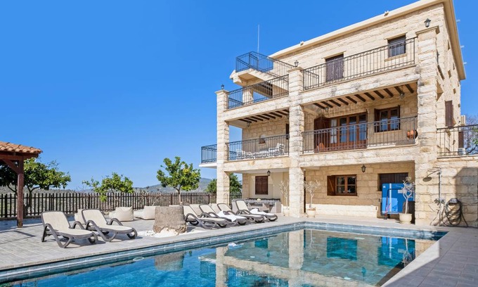 Peristerona Villa | 400 m² Villa ∙ 8 bedrooms ∙ 20 guests