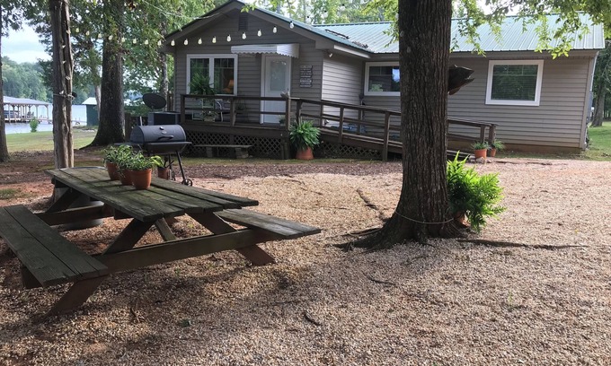 Chappells Cabin | 400" of shoreline/private dock & boat ramp - Spring and summer dates!