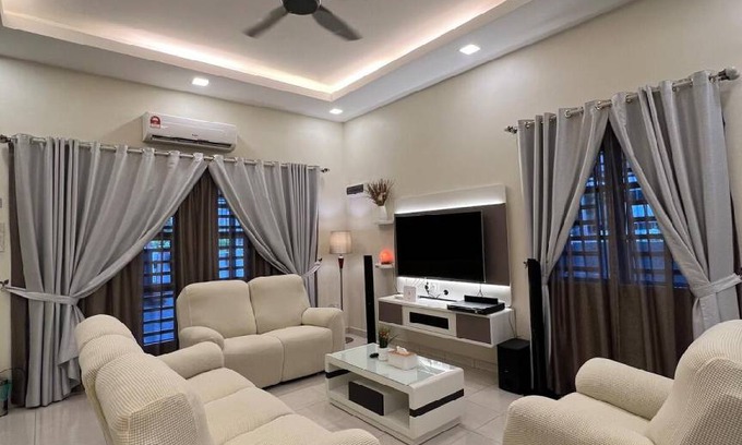 Sitiawan House | 4000 m² House ∙ 4 bedrooms ∙ 18 guests