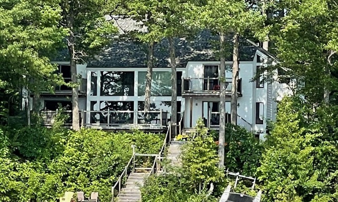 Traverse City House | 4000sqft 6 Bed 3 Bath Luxury House on Long Lake! Only 2 weeks Available!