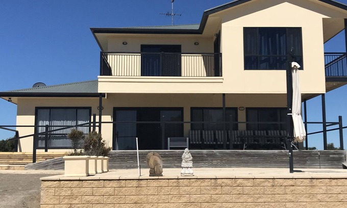 Muloowurtie House | 401 Black Point Drive (Winter and Spring Special Rates)