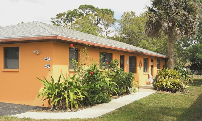 Laurel Villa | 401 Shore Rd - Spacious, Walk to Nokomis Beach/Casey Key, Wi-Fi, Pet Friendly