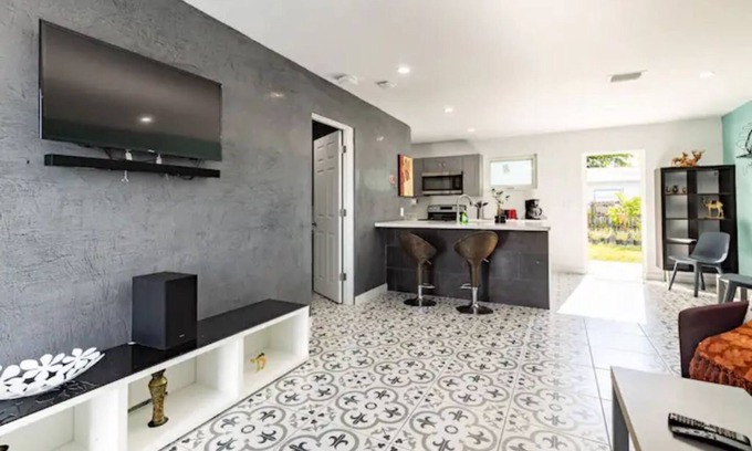 Fort Lauderdale Apartment | 4014 renovated great for family and long term rent