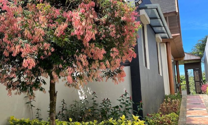 Ciawi House | 402 m² House ∙ 3 bedrooms ∙ 8 guests