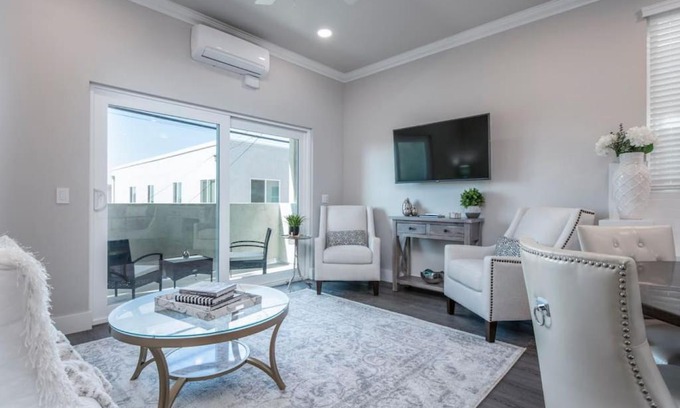 Hillcrest House | 4048 Stylish condo in Hillcrest Mission Hills