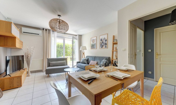 Viviani - Bonnevay Apartment | ⭐️40m2, terrace + garden near Eurexpo, Gerland⭐️