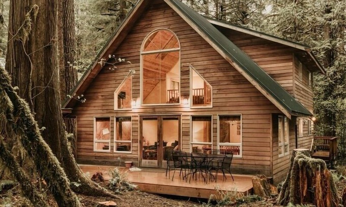 Glacier Cabin | 40sl - Hot Tub - Bbq - Pets Ok - Wifi - Sleeps-8 3 Bedroom Cabin by Redawning