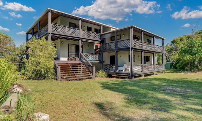 Rainbow Beach House | 41 Carlo Circle - Rainbow Beach. Huge Beach House With Room for Everyone!