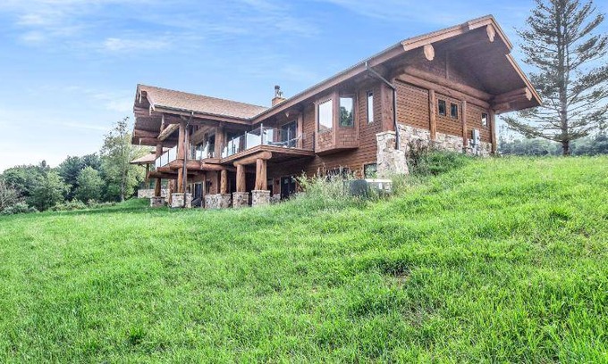 Benton Harbor House | 411 m² House ∙ 3 bedrooms ∙ 6 guests