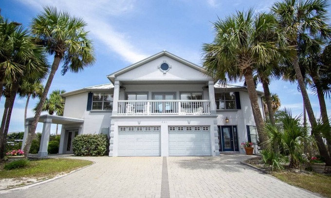 Holiday Isle House | 42 Palms Has it All ! 5 Min Walk to Beach.