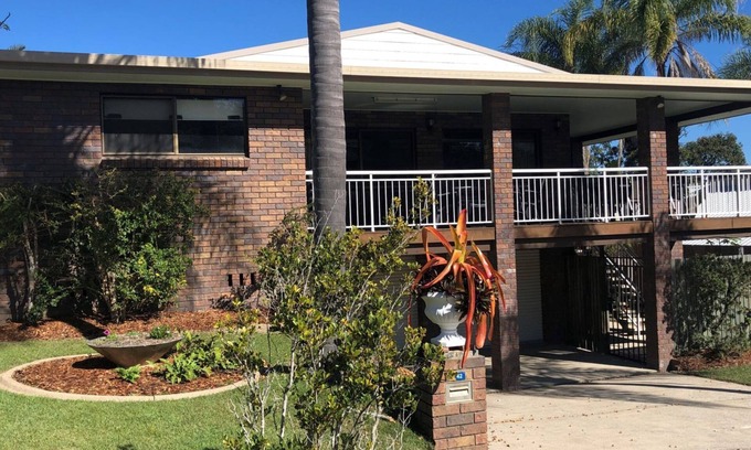 Rainbow Beach House | 42 Rumbalara Avenue - Rainbow Beach. Huge Beach House - Bring The Whole Family!