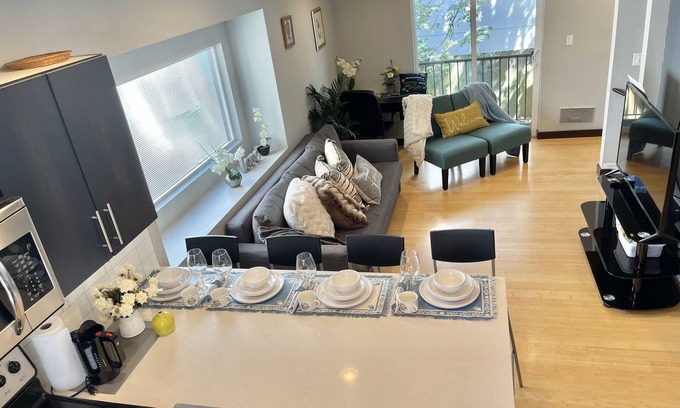 University District House | 4212 UW 2-Bedroom modern Townhouse N Seattle home