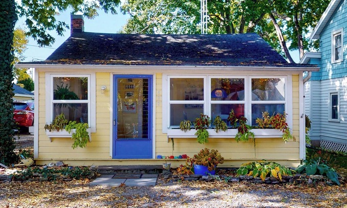Lakeside Cottage | 422 Oak Ave Charming two bedroom Close to the Lake and Downtown!