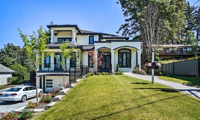 Surrey House | 427 m² House ∙ 4 bedrooms ∙ 18 guests