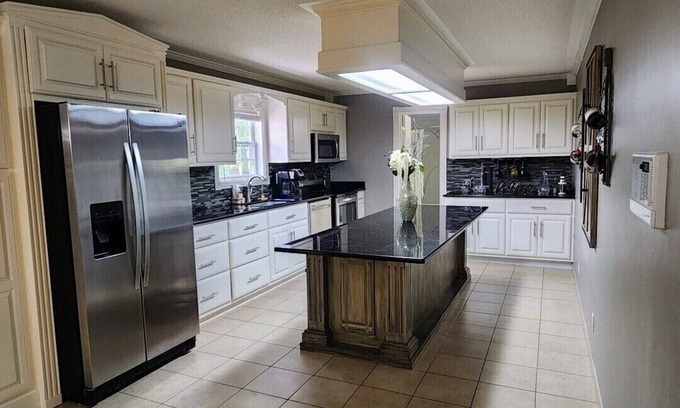 Murray House | 4300 Sq ft home very close to MSU. All decorated for Christmas.