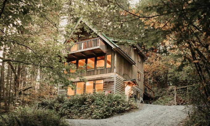 Glacier House | 43SL - Hot Tub - Pets Ok - BBQ - WiFi cabin