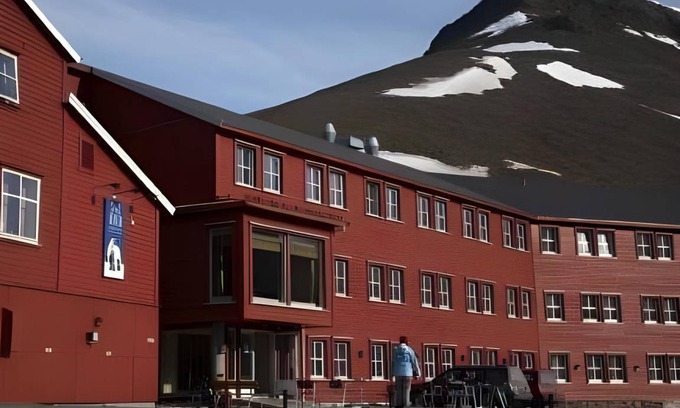 Longyearbyen Hotel | 44 m² Hotel ∙ 127 guests