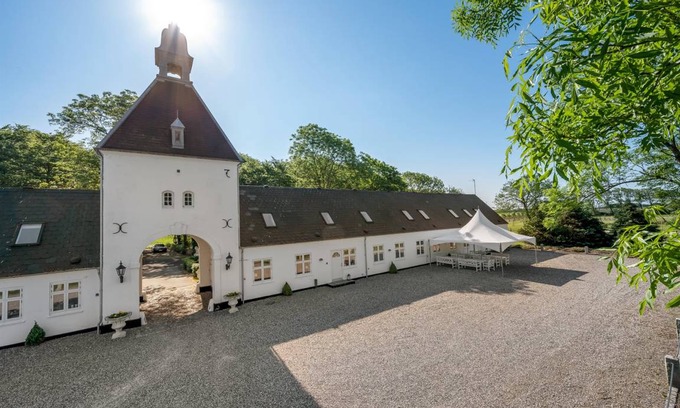 Ulfborg Apartment | 443 m² Apartment ∙ 9 bedrooms ∙ 20 guests