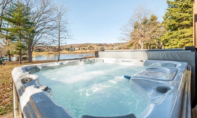 Waterfront Greens House | 444 m² House ∙ 8 bedrooms ∙ 26 guests