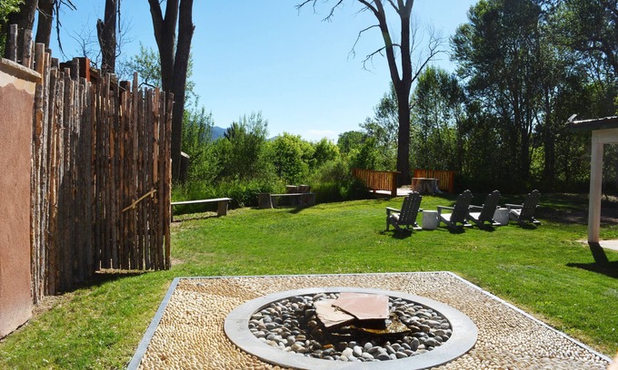Taos House | “44a - Orchard Pommerale” is a treasure for relaxation with southwest charm