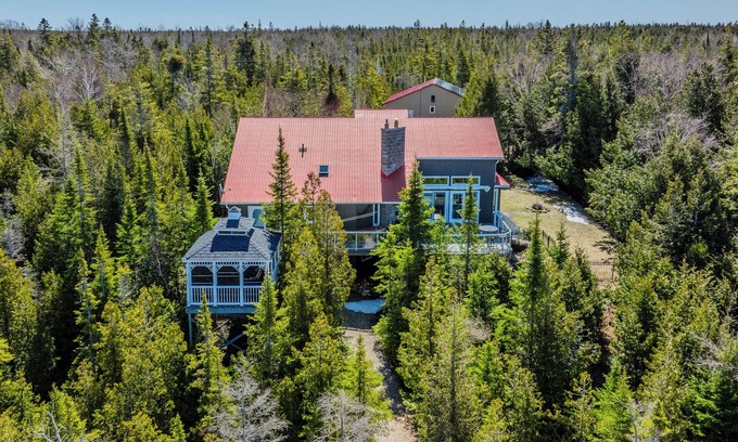 Tobermory Cottage | 45 Degrees North - Tobermory Hot Tub & Games Room