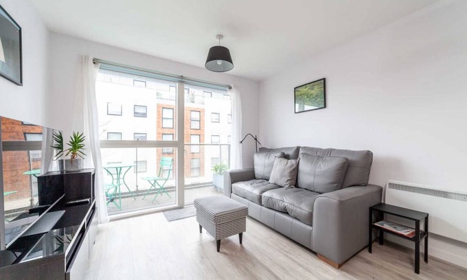 London Borough of Hounslow Apartment | 45 m² Apartment ∙ 1 bedroom ∙ 2 guests