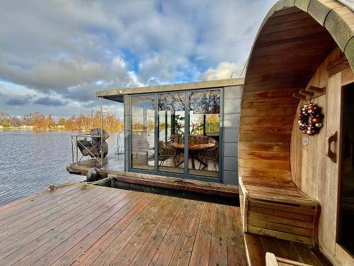 Baambrugse Zuwe Boat Rental | 45 m² Houseboat ∙ 2 bedrooms ∙ 6 guests