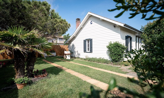 Biscarrosse Plage House | 450 m from beaches, fully-equipped house with wooded garden.