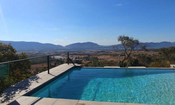 Hartbeespoort Cabin | 450 m² Lodge ∙ 9 bedrooms ∙ 18 guests