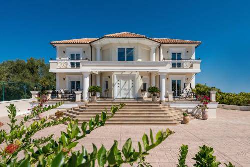 Akrotiri Villa | 450 m² Villa ∙ 5 bedrooms ∙ 14 guests