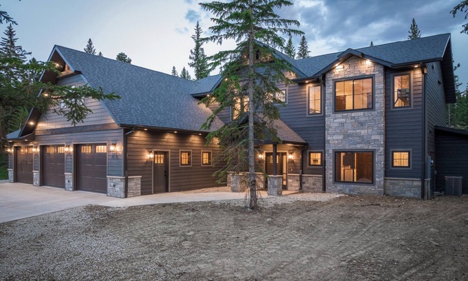 Lead Cabin | 4500 Sq. Ft Spacious Lodge, 7 Person Hot Tub, 3 En-suites Walk to Clubhouse!