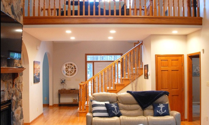 Manson House | 4500sf Gorgeous Lake House on Main Lake Channel with private dock and Hot tub.