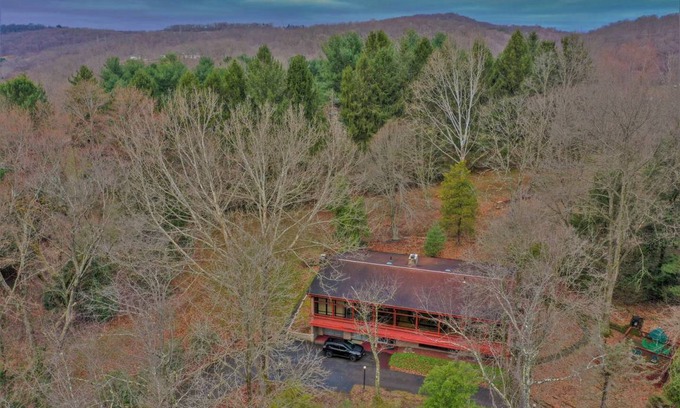 Weirton House | 455 m² House ∙ 4 bedrooms ∙ 9 guests
